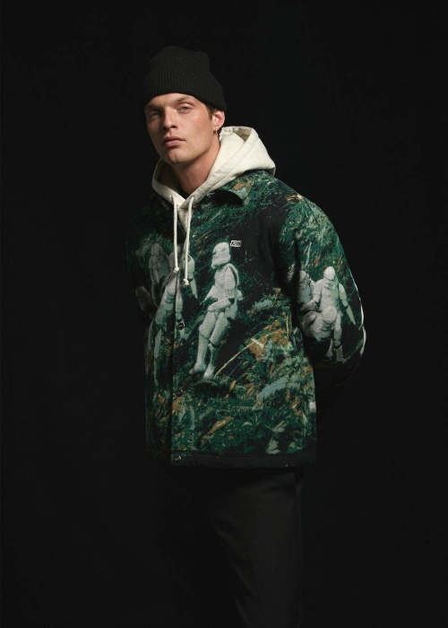 KITH『スター・ウォーズ』、ダース・ベイダーなど人気キャラモチーフのウェア&限定チェアコピー KITH『スター・ウォーズ』、ダース・ベイダーなど人気キャラモチーフのウェア&限定チェアコピー