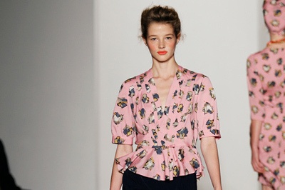 よそよそしいエレガントさと、子供のような純真な強さ - カレンウォーカー(KAREN WALKER) 2012年春夏コレクション