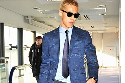 本田圭佑がカルティエの時計を愛用！オシャレなジャケットスタイルに合わせるウォッチ