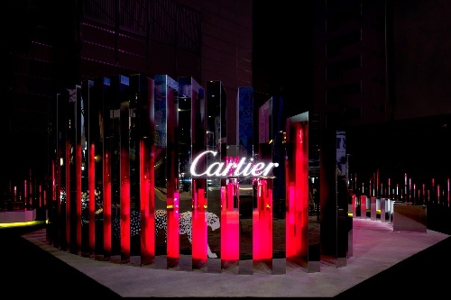 カルティエ“愛”を祝福するモニュメントが表参道交差点に、想いを反映したインタラクティブな仕掛けも