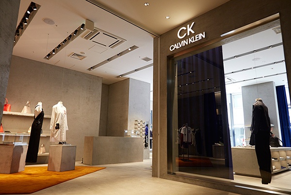 シーケー・カルバン・クライン、ラフ・シモンズ監修の新ストア世界1号店を銀座にオープン