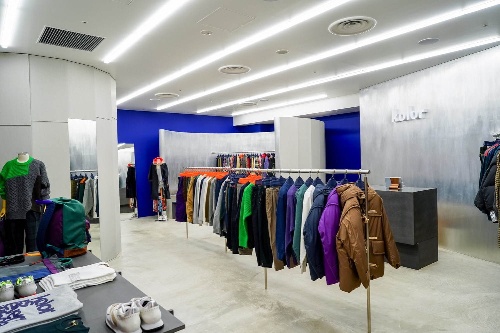 カラー直営店が渋谷パルコにオープン、ポーターとのコラボバッグや限定パッチワークコート展開コピー
