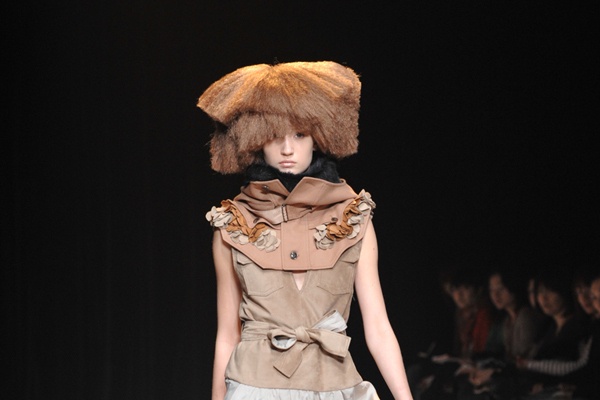 カミシマチナミ(KAMISHIMA CHINAMI)、2010-2011年秋冬コレクション