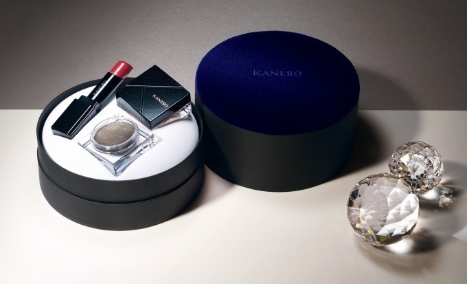 KANEBOのクリスマスコフレ、すべて限定色のメイクキット＆3ステップスキンケアが現品でコピー