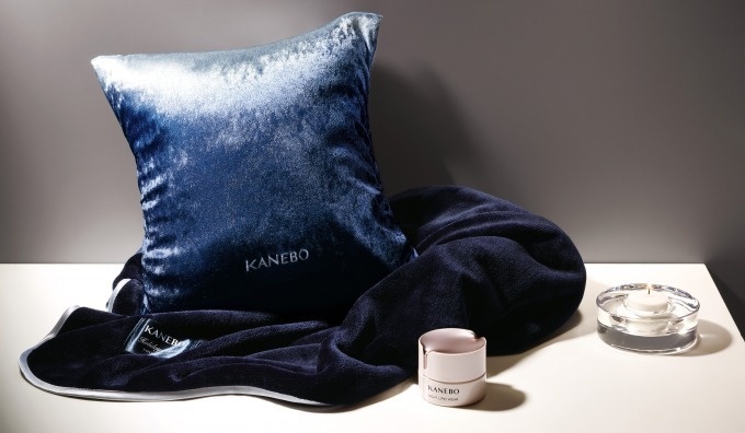 KANEBOのクリスマスコフレ、すべて限定色のメイクキット＆3ステップスキンケアが現品でコピー
