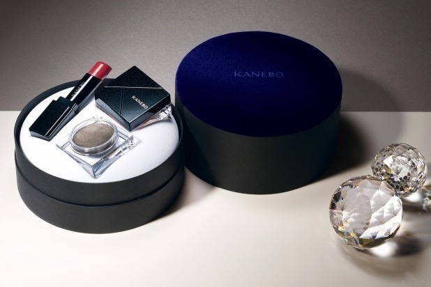 KANEBOのクリスマスコフレ、すべて限定色のメイクキット＆3ステップスキンケアが現品で