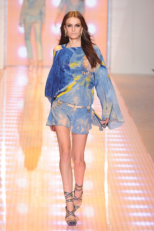 ヴェルサーチ(VERSACE) 2013年春夏コレクション - 夏の太陽が似合う、ロックセクシーコピー