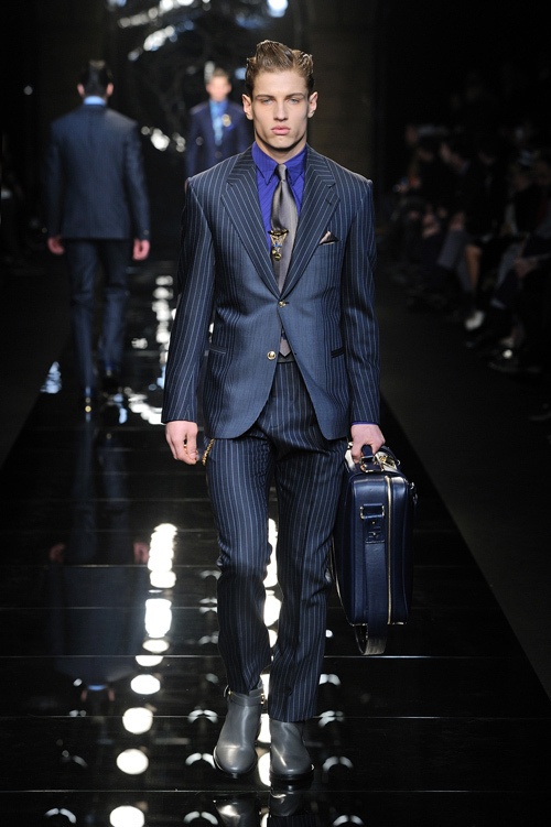 ヴェルサーチ(VERSACE) 2012-13年秋冬コレクション - ラギッドラグジュアリーな男らしさコピー