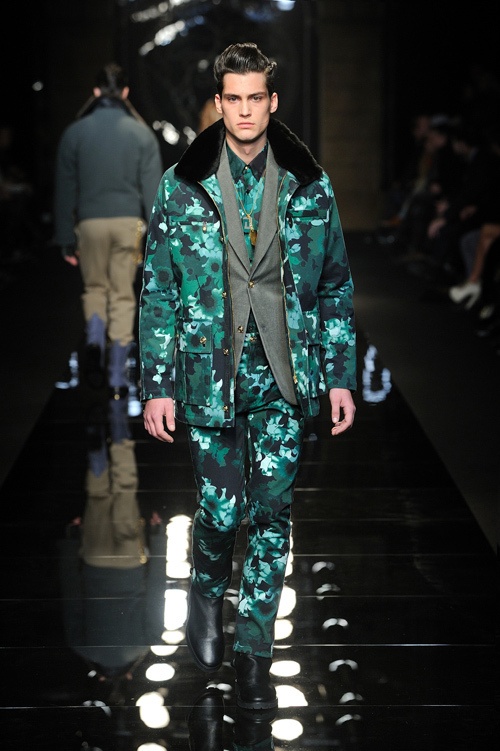 ヴェルサーチ(VERSACE) 2012-13年秋冬コレクション - ラギッドラグジュアリーな男らしさコピー