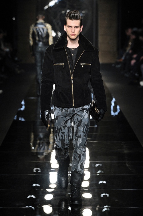 ヴェルサーチ(VERSACE) 2012-13年秋冬コレクション - ラギッドラグジュアリーな男らしさコピー