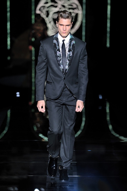 ヴェルサーチ(VERSACE) 2012-13年秋冬コレクション - ラギッドラグジュアリーな男らしさコピー