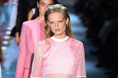 ヴェルサーチ 2015年春夏コレクション - カッティングで魅せる挑発的なアティチュード