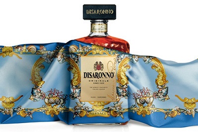 伊・リキュール「ディサローノ アマレット」が“着る”ヴェルサーチ、コラボボトル発売