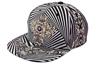 ヴェルサーチから初のベースボールキャップ登場！ブランドのエッセンス溢れる柄に一目惚れ