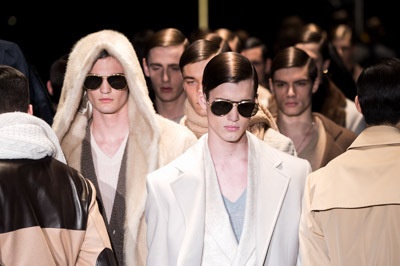 ヴェルサーチ 2015-16年秋冬メンズコレクション - 茶色のストリートな変化球