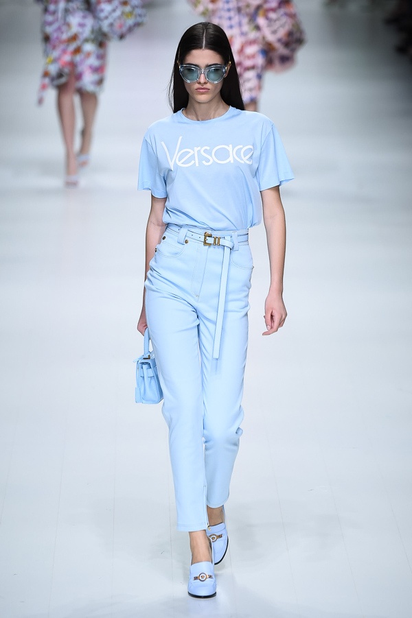ヴェルサーチのバレンタインTシャツ、ベビーピンクとブルーに「Versace」のヴィンテージロゴコピー
