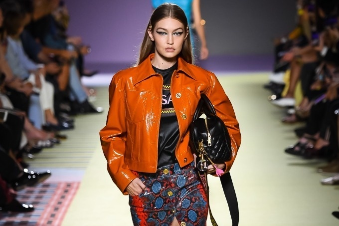 ヴェルサーチ 2019年春夏コレクション - 柄ON柄のミックスコーデでパワフルに