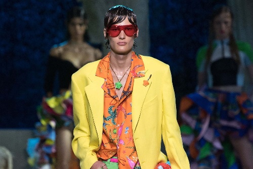 ヴェルサーチェ 2021年春夏メンズコレクション - 華やかな“海の底”、色気と余裕を交えつつ