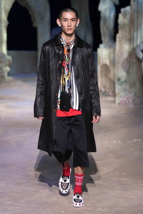 ヴェルサーチェ 2021年春夏メンズコレクション - 華やかな“海の底”、色気と余裕を交えつつコピー