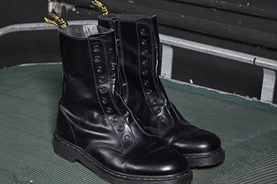 ドクターマーチン×ヴェトモンのコラボシューズ - 10ホールブーツをヴィンテージ風レザーで再構築