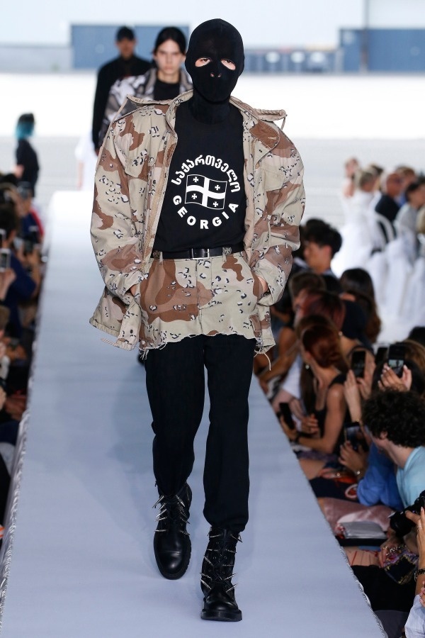 ヴェトモン 2019年春夏ウィメンズコレクション - パワーショルダーで生まれ変わるフォーマルウェアコピー ヴェトモン 2019年春夏ウィメンズコレクション - パワーショルダーで生まれ変わるフォーマルウェアコピー