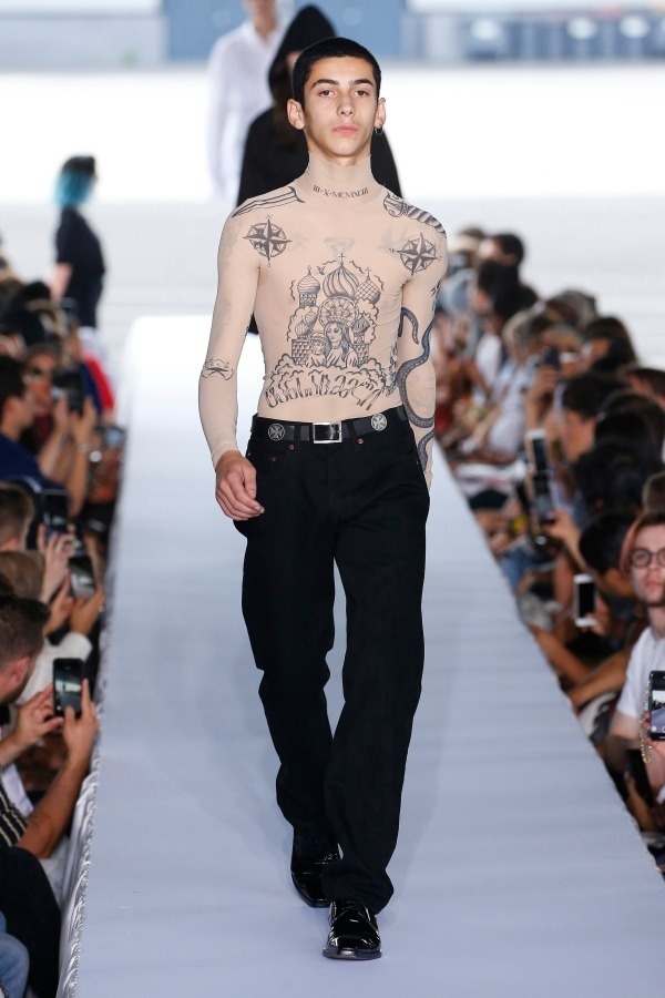 ヴェトモン 2019年春夏メンズコレクション - “服”が隠されたアイデンティティーを問うコピー ヴェトモン 2019年春夏メンズコレクション - “服”が隠されたアイデンティティーを問うコピー