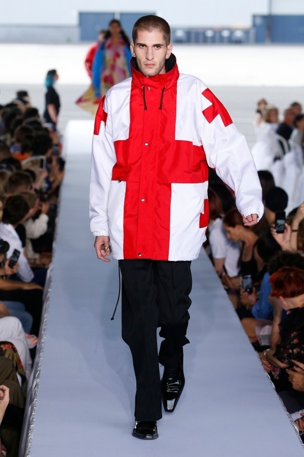 ヴェトモン 2019年春夏メンズコレクション - “服”が隠されたアイデンティティーを問うコピー ヴェトモン 2019年春夏メンズコレクション - “服”が隠されたアイデンティティーを問うコピー