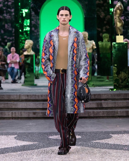 ヴェルサーチェ 2023年春夏メンズコレクション、対照的な組み合わせで”究極の個性”を表現コピー ヴェルサーチェ 2023年春夏メンズコレクション、対照的な組み合わせで”究極の個性”を表現コピー