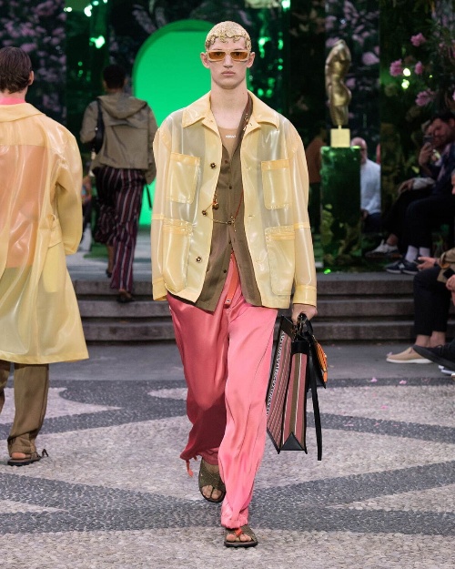 ヴェルサーチェ 2023年春夏メンズコレクション、対照的な組み合わせで”究極の個性”を表現コピー ヴェルサーチェ 2023年春夏メンズコレクション、対照的な組み合わせで”究極の個性”を表現コピー