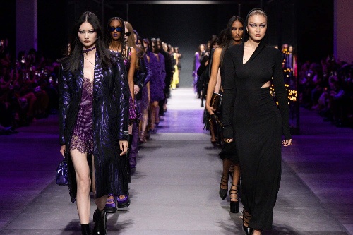ヴェルサーチェ 2023年春夏コレクション、“ダークゴシックの女神”の姿