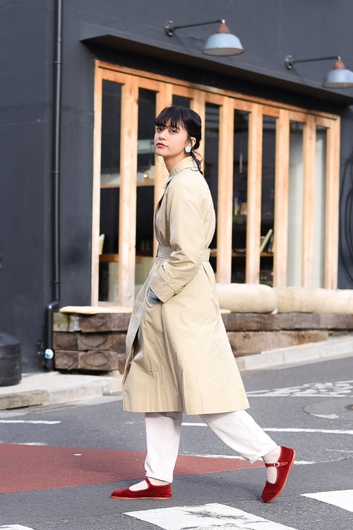 「春アウター」の着こなし術、トレンチコート＆デニムジャケットのスナップ特集コピー
