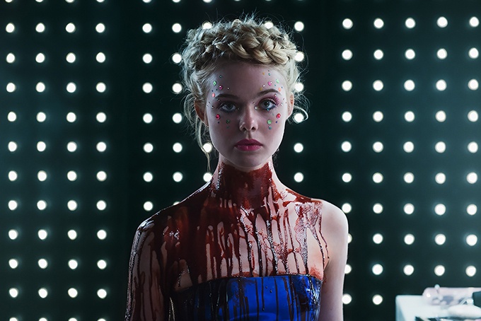 映画『ネオン・デーモン』主演エル・ファニングにインタビュー、モデル業界の煌めきと闇を描くコピー