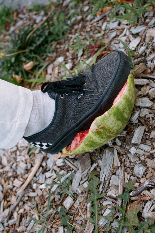 ヴァイナルアーカイブ×VANSのスニーカー、ウォッシュ加工のブラックデニムアッパーにレザーシュータンコピー