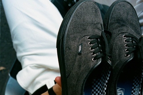 ヴァイナルアーカイブ×VANSのスニーカー、ウォッシュ加工のブラックデニムアッパーにレザーシュータン