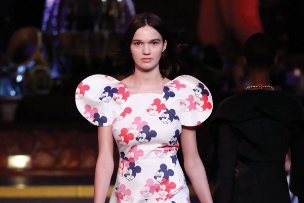 オープニングセレモニー、ディズニーとコラボ - ミッキーマウスの耳をイメージしたドレスなど