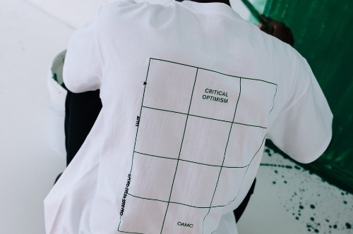 OAMCのグラフペーパー別注Tシャツ、ユニフォームグリーン＆ビビッドオレンジのグラフィック