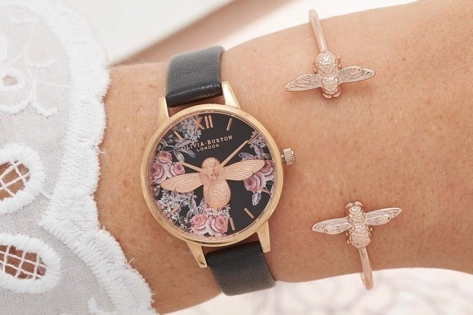 オリビア・バートンのアクセサリーライン、デイジーの花や蜂をモチーフにしたブレスレットなど