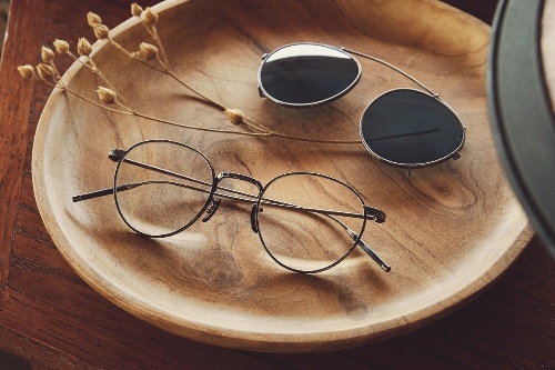 オリバーピープルズ“日本の匠”オマージュの新作アイウェア、日本製チタンフレームのメガネ＆サングラス