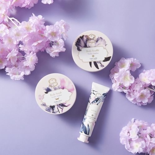 ラリン“恋のお守り”「バイオレットアンバー」ボディケアに限定デザイン、すみれの花を描いてコピー ラリン“恋のお守り”「バイオレットアンバー」ボディケアに限定デザイン、すみれの花を描いてコピー