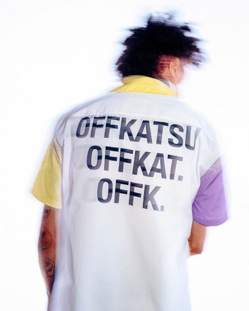 オフ-ホワイトの新作、グラフィックを乗せたTシャツや穴あきバッグ - 米アーティストとコラボコピー オフ-ホワイトの新作、グラフィックを乗せたTシャツや穴あきバッグ - 米アーティストとコラボコピー