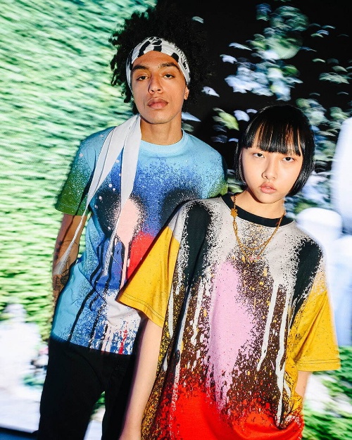 オフ-ホワイトの新作、グラフィックを乗せたTシャツや穴あきバッグ - 米アーティストとコラボコピー オフ-ホワイトの新作、グラフィックを乗せたTシャツや穴あきバッグ - 米アーティストとコラボコピー