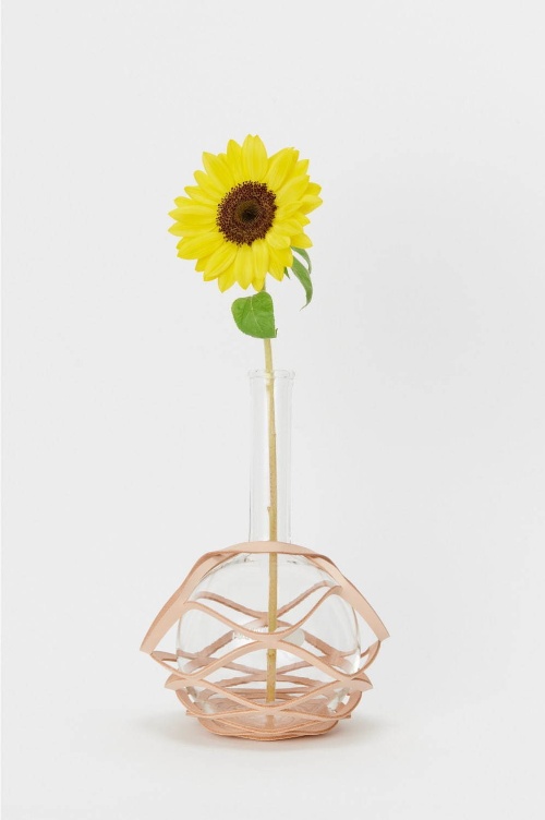 エンダースキーマから新ライン「サイエンス ベース:化瓶」レザーを纏う実験器具が花器やオブジェにコピー エンダースキーマから新ライン「サイエンス ベース:化瓶」レザーを纏う実験器具が花器やオブジェにコピー